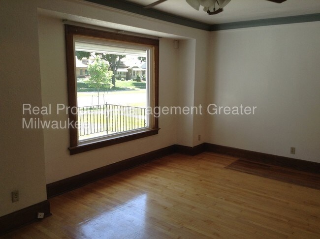 Building Photo - 921 S 76th St
