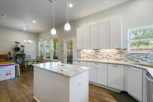 Foto del edificio - 306 Songwood Dr