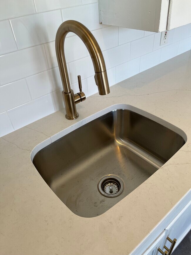 Foto del edificio - 1899 Hertel Ave