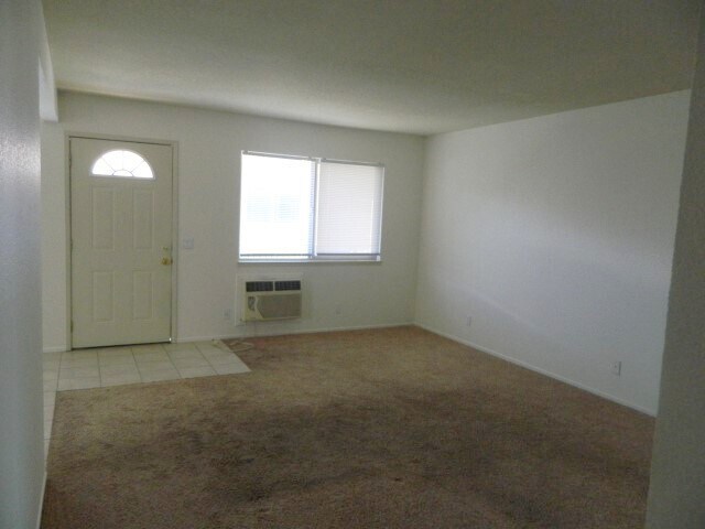 Building Photo - Two bedroom in town! Close to stores!
