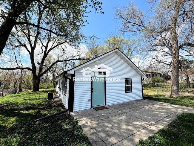 Building Photo - 4076 Indianola Ave