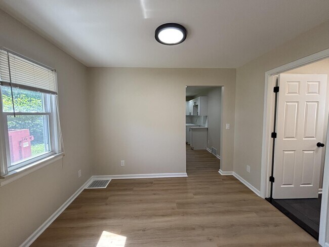 Foto del edificio - Charming Pet-Friendly Haven with Central AC & Spacious Living in Burton, MI