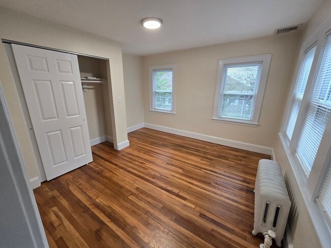 Foto del edificio - Large Duplex - Off-Street Parking - Centra...