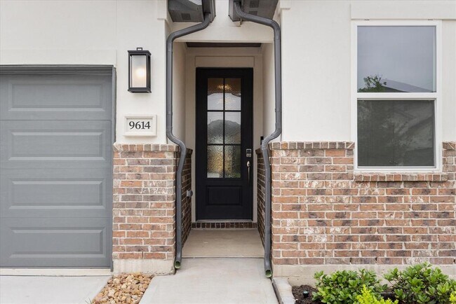 Building Photo - 9614 Angelina Water Dr
