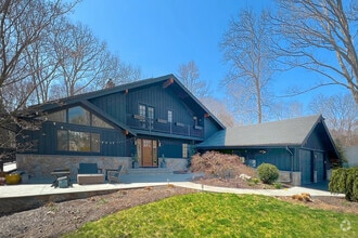 Building Photo - 5 Viking Green