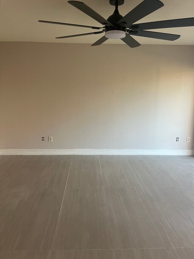 Building Photo - 4112 Inverrary Dr