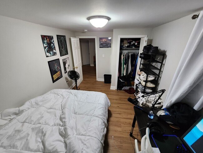 Foto del edificio - 3 bed 1 bath apartment steps away from the...