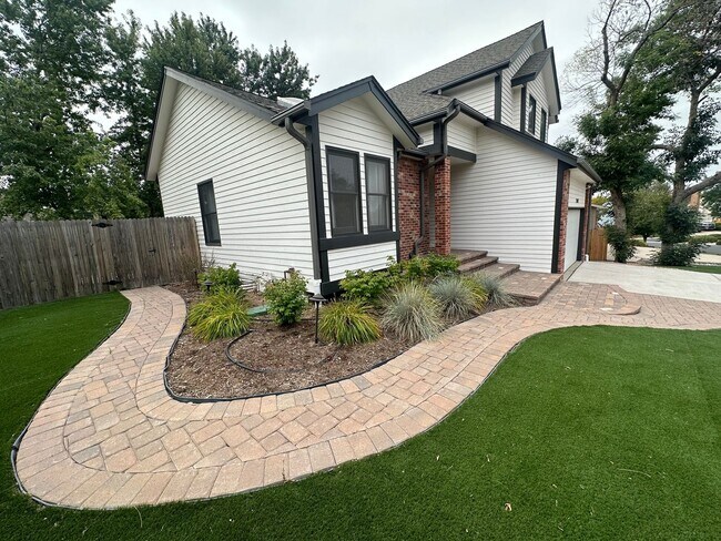 Foto del edificio - Beautifully 4BR, 3BA Tri-Level with Gorgeo...