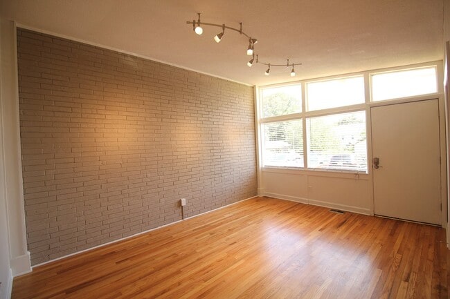 Building Photo - Beautiful 2 Bedroom, 1 Bath home is West Raleigh!  Pet Friendly