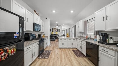 Building Photo - 10437 Pineland Dr