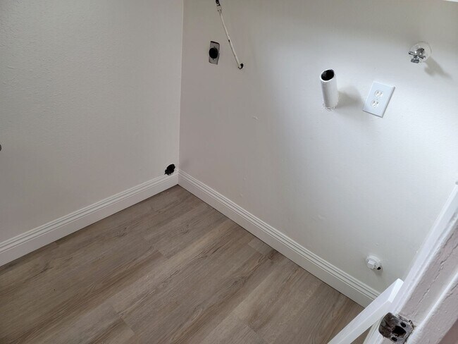 Foto del edificio - 3bed/1.5ba End Unit with Private Backyard ...