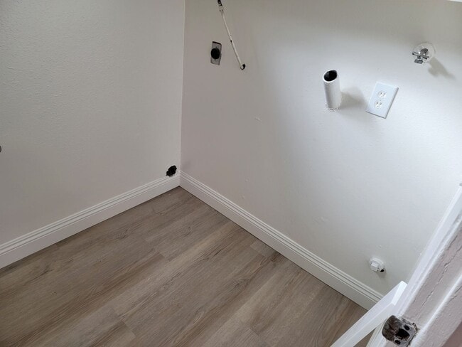 Building Photo - 3bed/1.5ba End Unit with Private Backyard & Patio