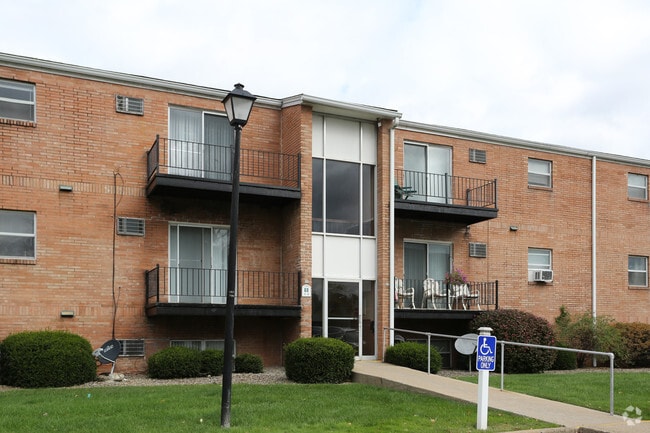 Building Photo - Fox Run Apartments