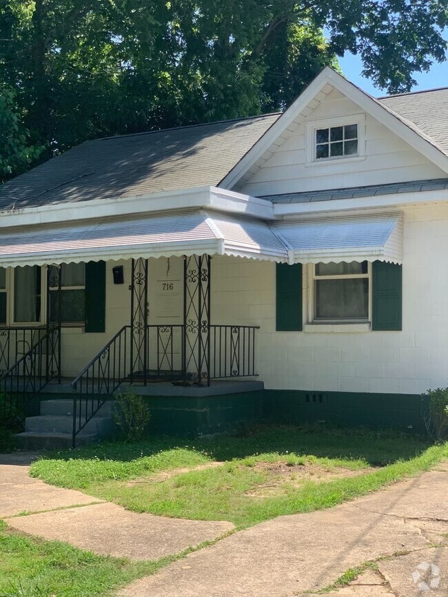 Building Photo - 716 Latta St