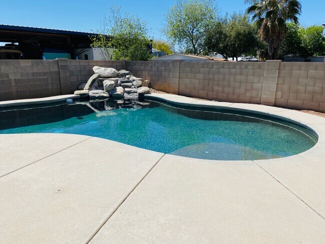 Building Photo - 5 bedroom 3 bath Remolded home Ready to mo...