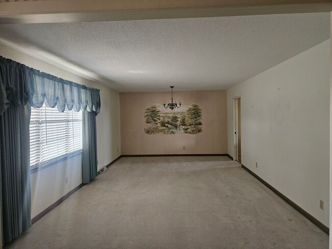 Building Photo - Maryville 37803 - 5 bedroom, 3 bath home - Contact Karen Robertson (865) 454-7626