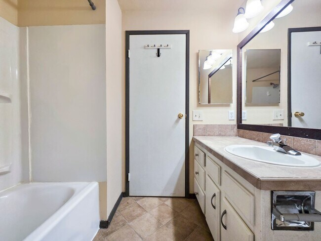 Foto del edificio - Charming 4-Bedroom Home with Bonus Rooms &...