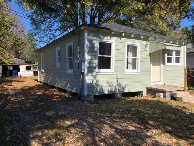 Foto del edificio - Nice 2 bedroom/1.5 bathroom house with fully fenced yard!