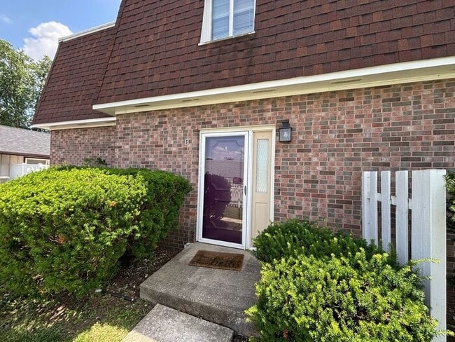 Building Photo - 3 Bedroom Townhome