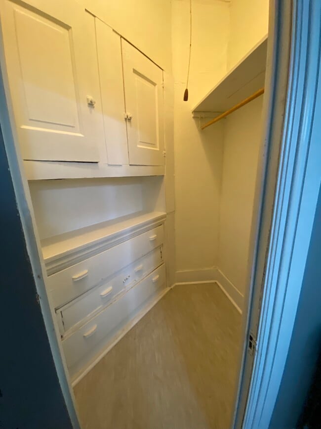 Building Photo - 1941 Madison St