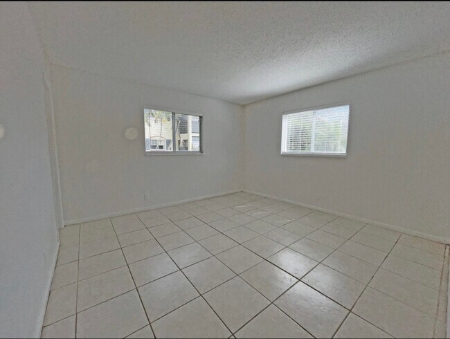 Foto del edificio - 253 S Cypress Rd