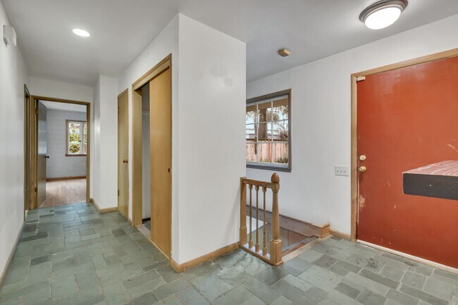 Foto del edificio - 4 Bed 2.5 Bath available in Kirkland