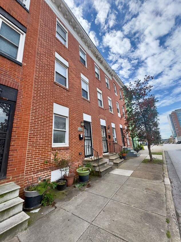 Charming 3 Bedroom/2.5 Bathroom Townhome i... - Lovely 3 Bedroom Townhome  in East Baltimo...