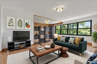 Building Photo - 2352 Linwood Ave