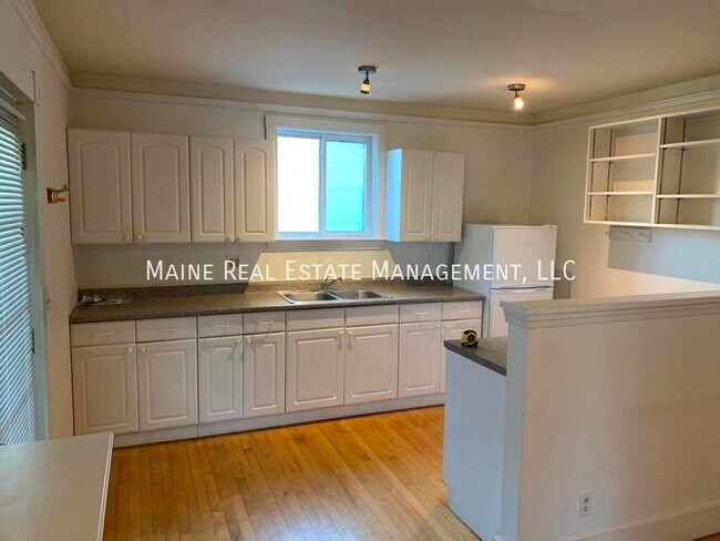 Building Photo - 54 Penobscot St