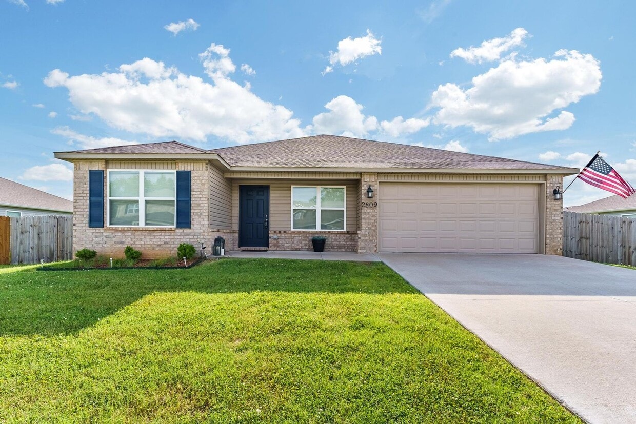 Primary Photo - Modern Living in Pea Ridge | Open Layout +...