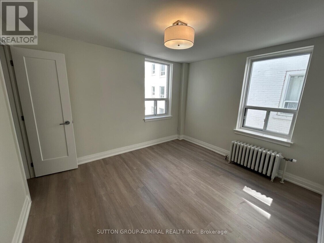 Photo du bâtiment - 697 Eglinton Ave W