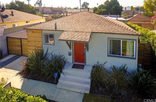 Foto del edificio - GORGEOUS 3 BED 2 BATH HOME IN BIXBY KNOLLS...  LARGE YARD, AND CHILLY A/C