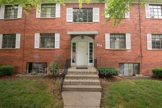 Photo - 619 Gainsborough Rd House