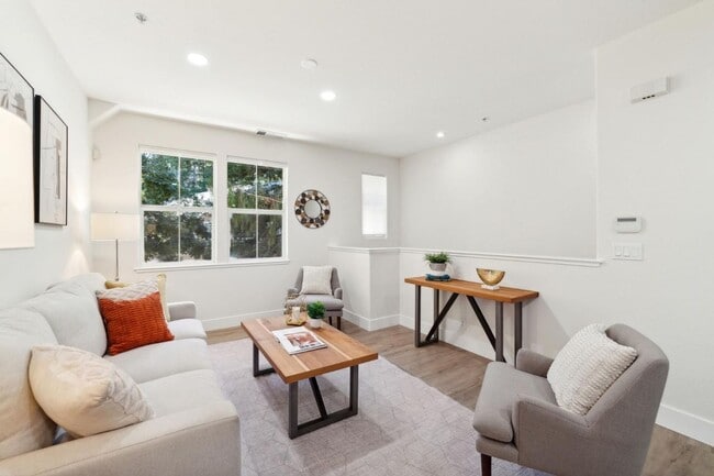 Foto del edificio - Modern 3-Bed, 3-Bath Home in Desirable San...