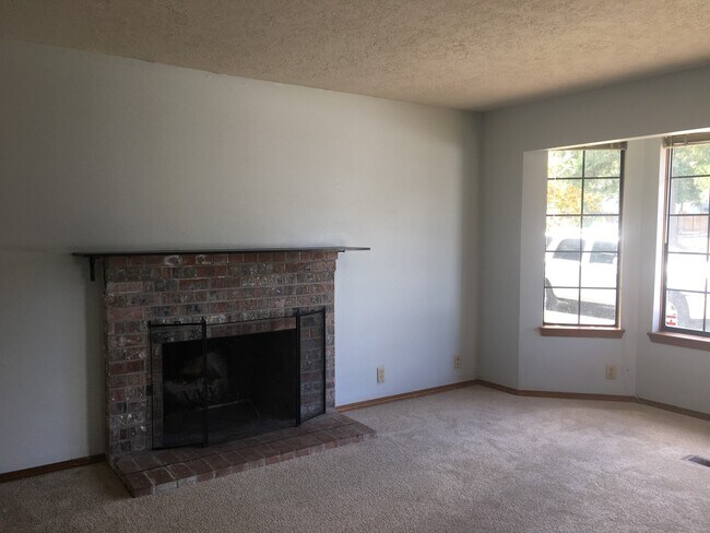 Building Photo - $500 off second months rent if rented by 1...