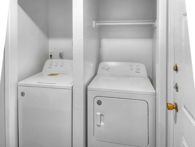 2 BR, 2BA - Washer/Dryer - West University Gardens