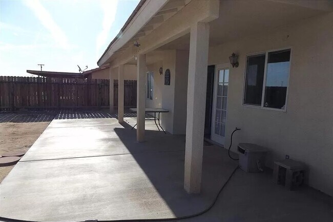 Foto del edificio - 72548 Sunnyslope Dr