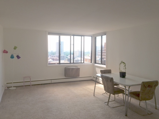Foto principal - 6325 N Sheridan Rd