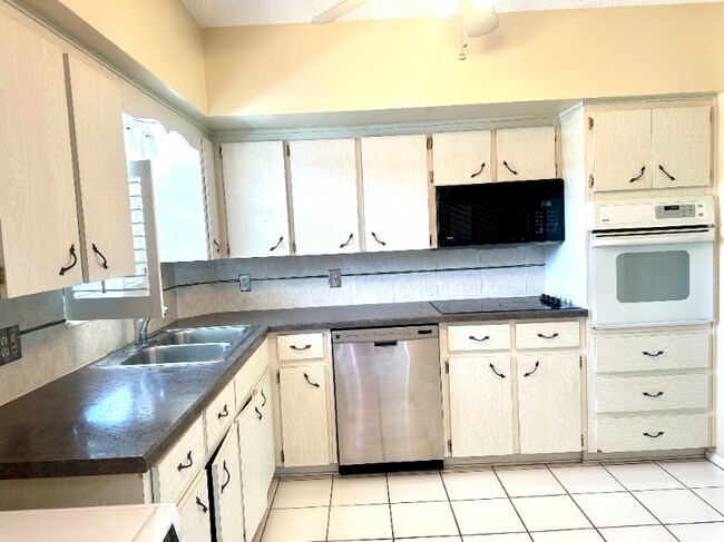 Building Photo - 2410 Franciscan Dr