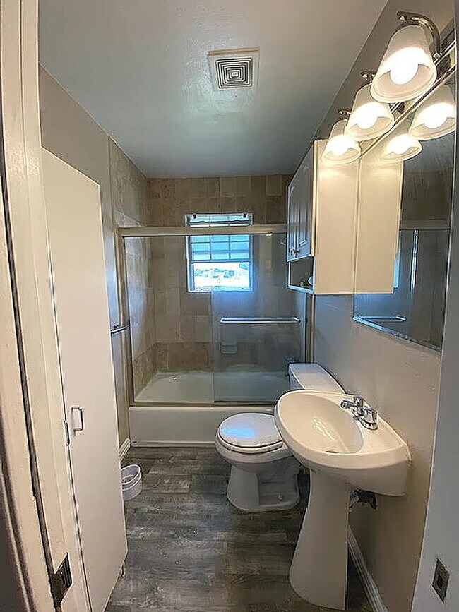 Bath - 5718 Penrose Ave