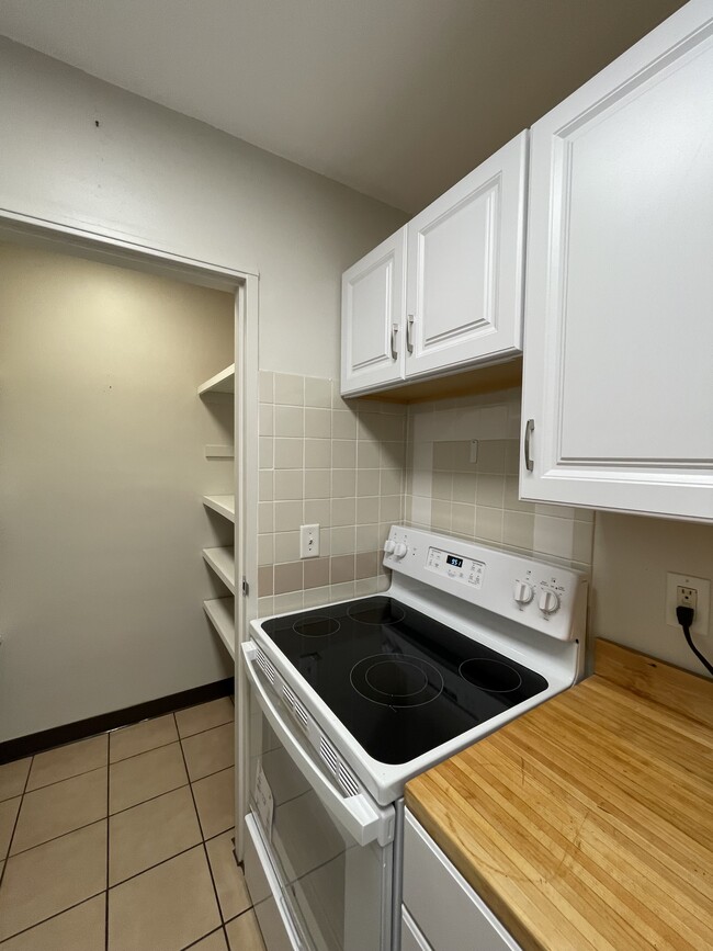 Stove - 409 University Ave SE