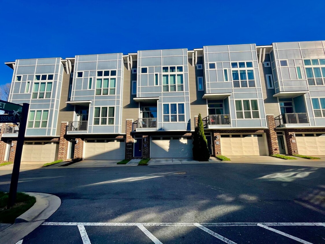 Foto principal - Stunning 2 bd 2.5 ba townhome. Located in ...