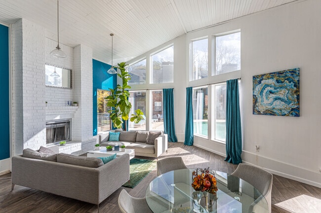 Interior Photo - zNewport Apartments