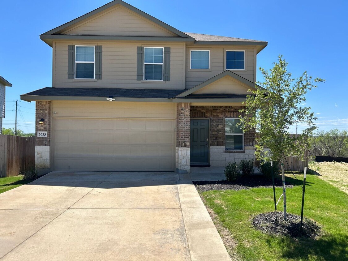 Primary Photo - **Pending Application** AVAILABLE NOW! Gor...