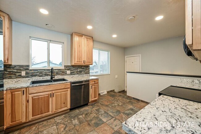 Foto del edificio - 16729 E Layton Ave