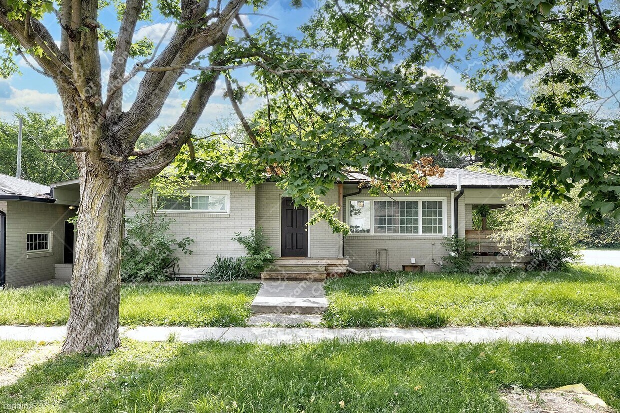 Foto principal - 3 br, 1 bath 4plex - 5002 E Washington St