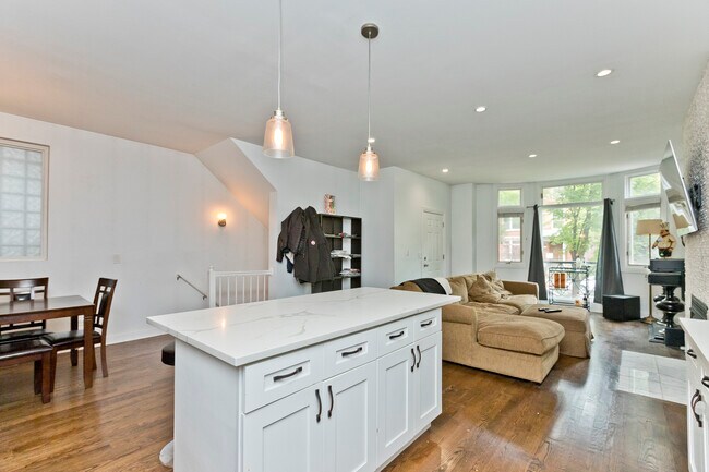 Building Photo - 857 W Wrightwood Ave