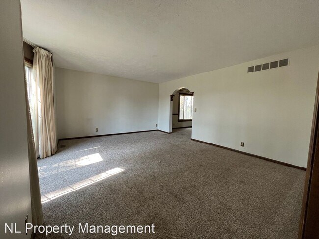 Building Photo - 4 br, 2.5 bath House - 107 South 132 Street