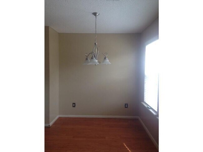 Building Photo - 6201 Queen Meadow Dr SE
