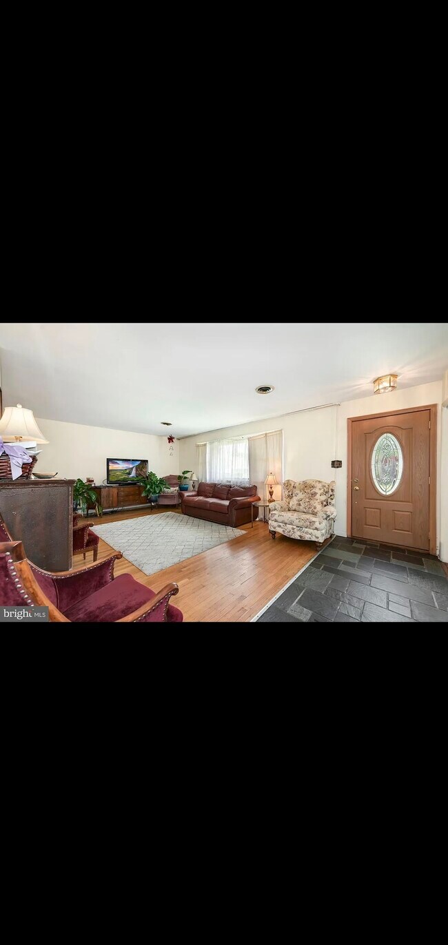 Living room - 5436 Baker Ave